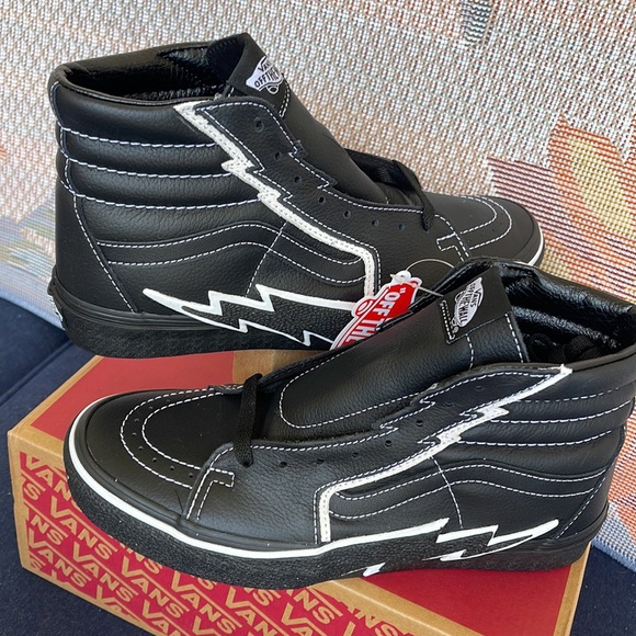 Vans WMNS Sk8-Hi Bolt Black/Black
VN0A5JIVBKA1
Sneakers - athletic shoes - Picture 11 of 16